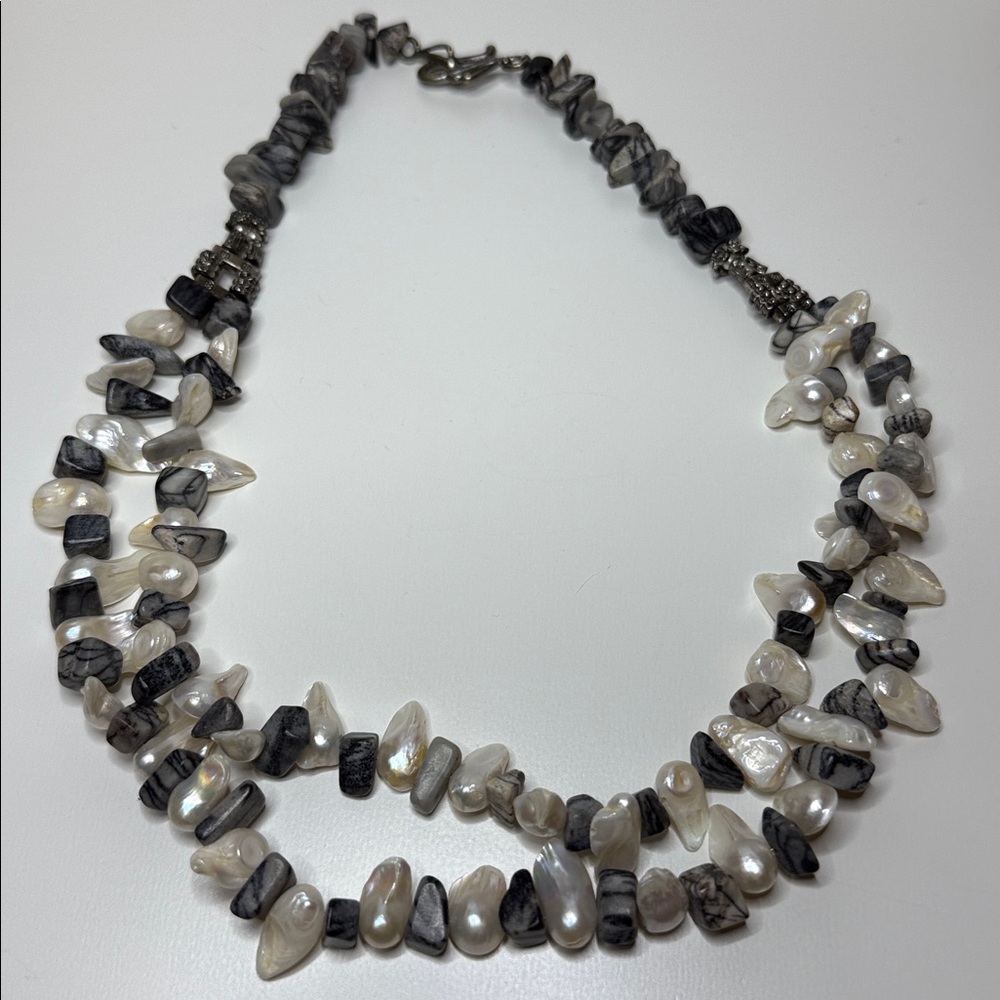Vintage artisan Black Cream Bead quartz chip mother pearl shell Necklace boho ⭐️